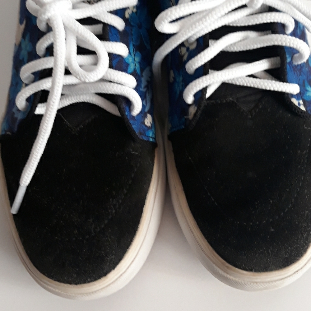 Nike Sneaker - Picture 3 of 7